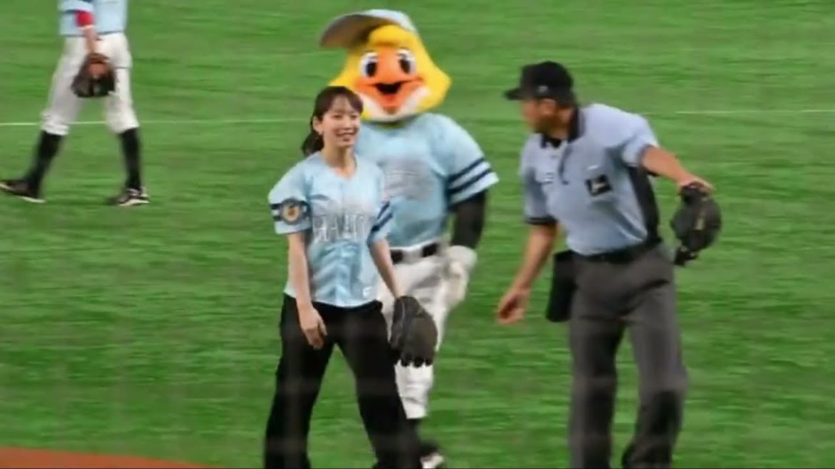 【美人】スタイル抜群の吉岡里帆の野球の始球式が可愛すぎたwww