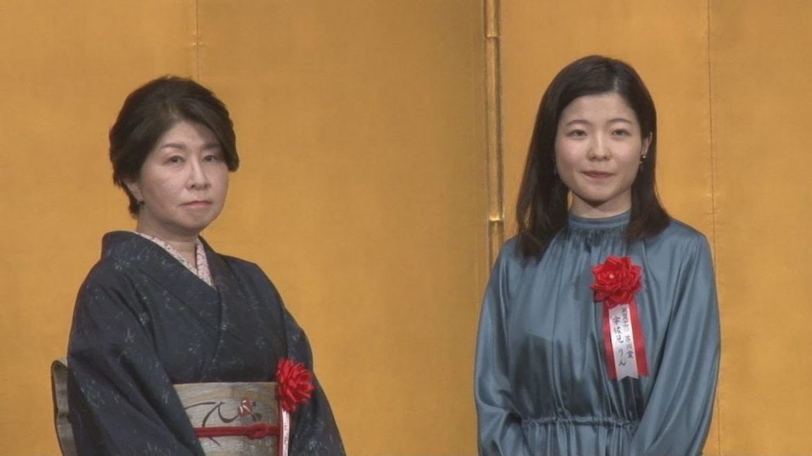 「次作を早く届けたい」   芥川、直木賞の贈呈式