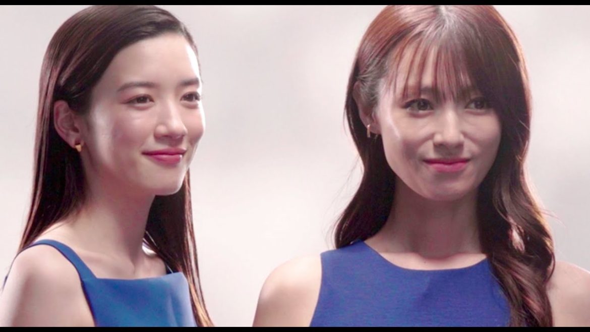 深田恭子、永野芽郁と微笑みながら空中より降臨！休養前撮影で爽やかなブルードレス／UQ mobile『でんきセット割』新CM15秒+30秒
