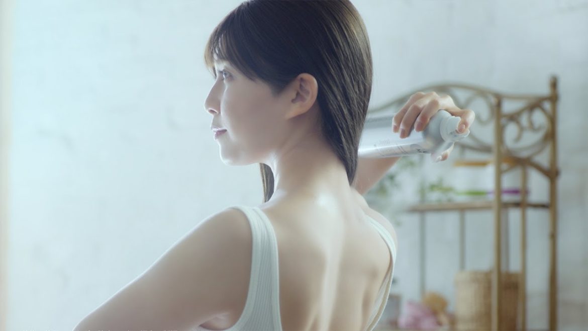 宇野実彩子、美背中披露＆キュートな笑顔連発！　小野賢章がナレーション　資生堂「エージーデオ24」ウェブ動画