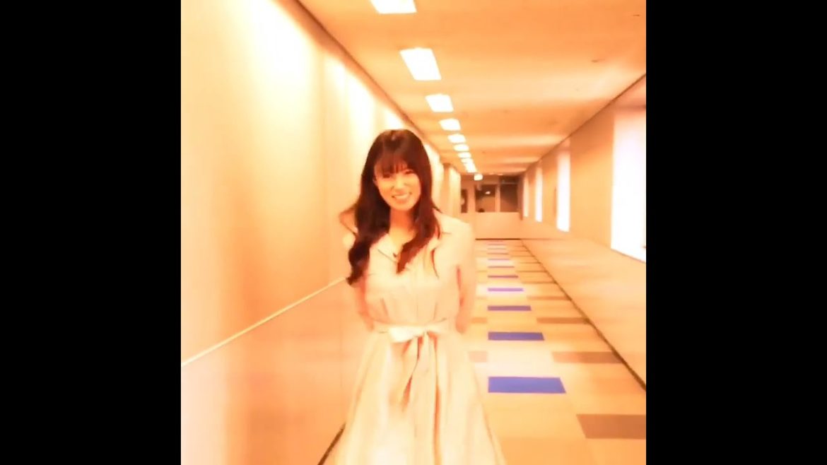 手を振って近づいてくる深田恭子【インスタストーリー】