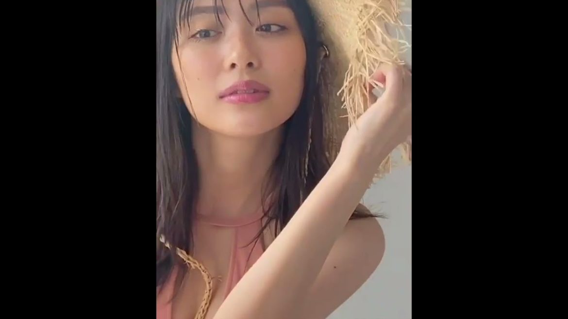 横たわるおっぱいがチラ見えする内田理央【インスタストーリー】