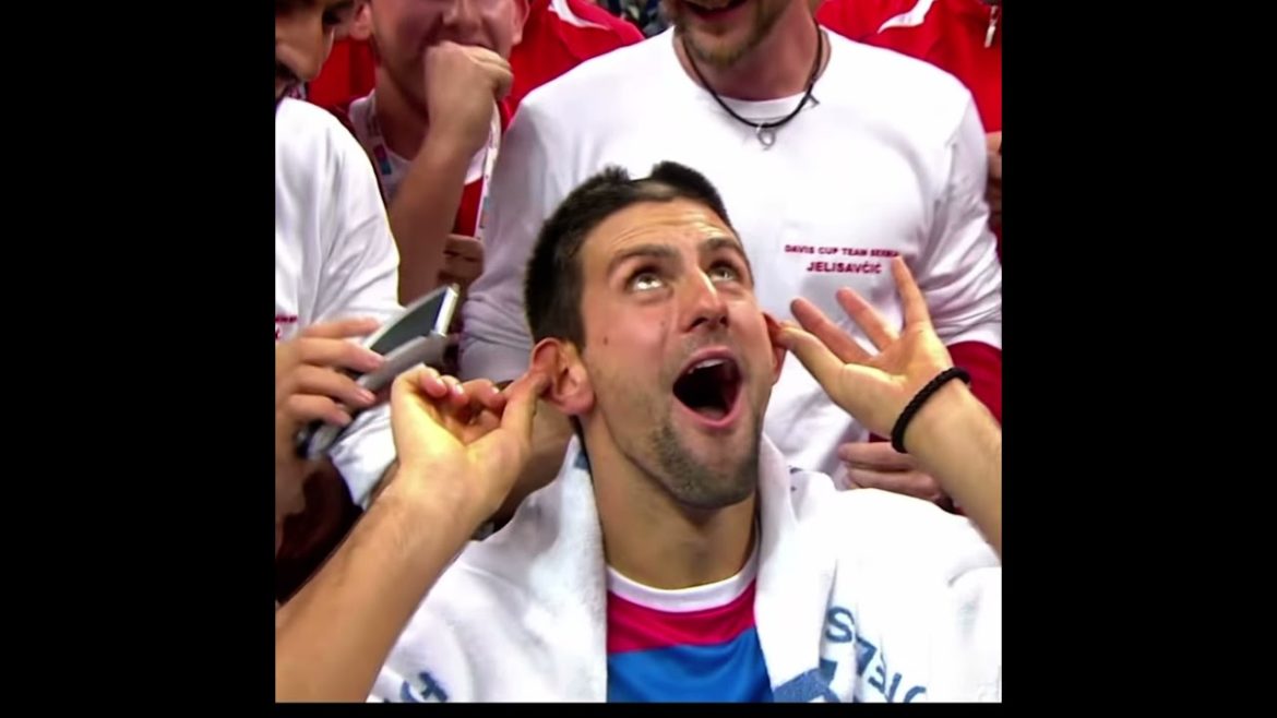 誕生日にバリカンで髪を刈られるジョコビッチ