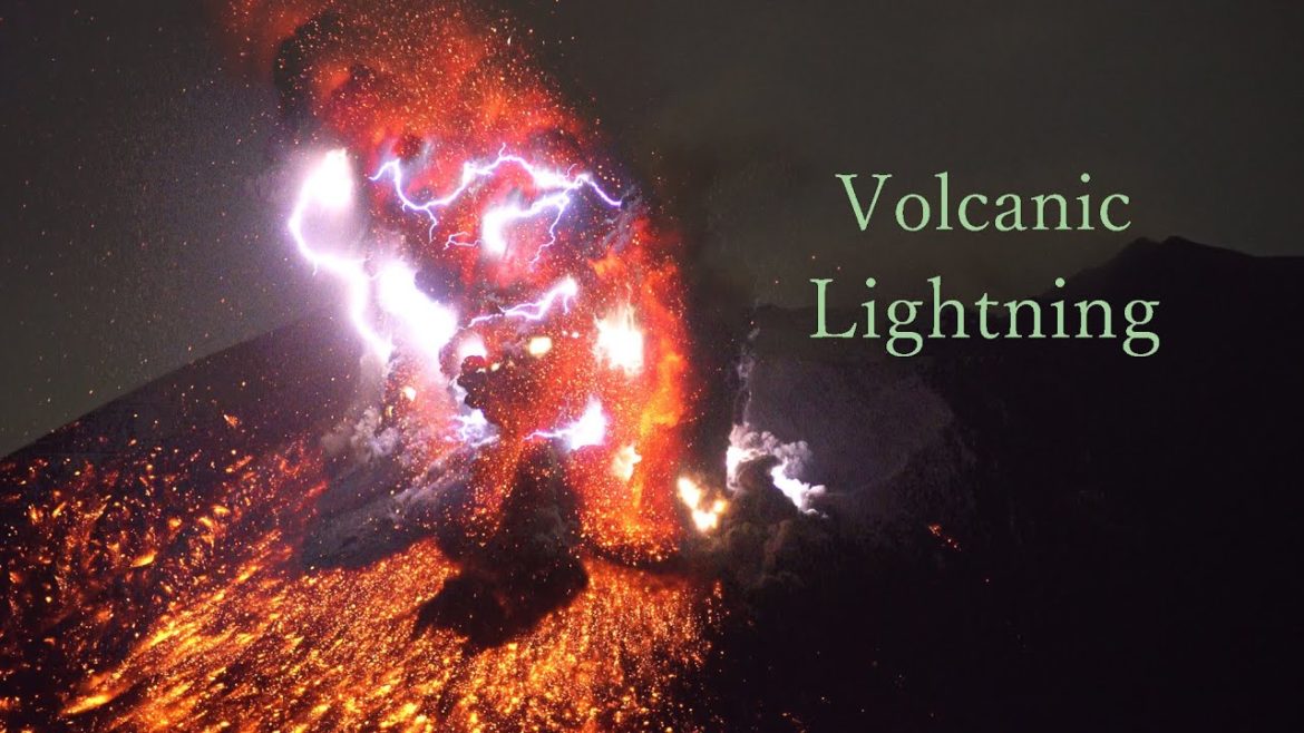 Volcanic Lightning of Sakurajima volcano.　桜島、火山雷発生。