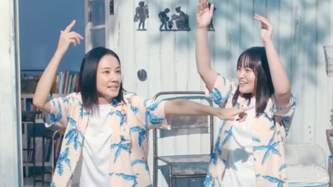 吉田羊&鈴木梨央「君に、胸キュン。」を歌いながら阿波踊り/ポカリスエットCM+トーク 吉田羊&鈴木梨央「君に、胸キュン。」を歌いながら阿波踊り/ポカリスエットCM+トーク