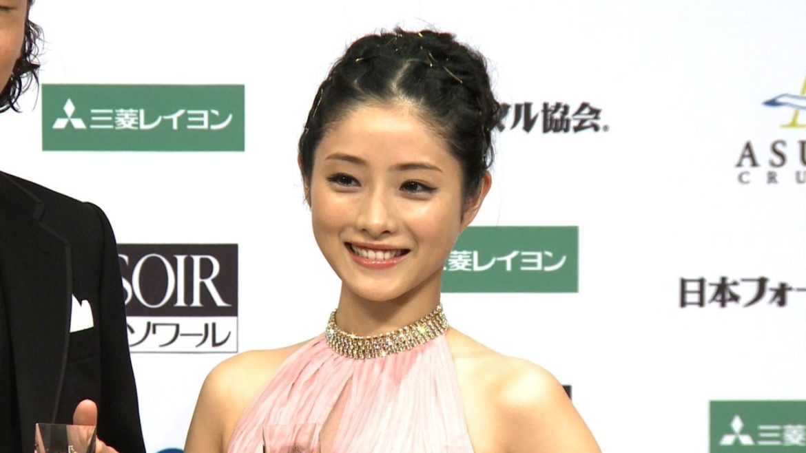 石原さとみ　ピンクのドレスをデザイン！