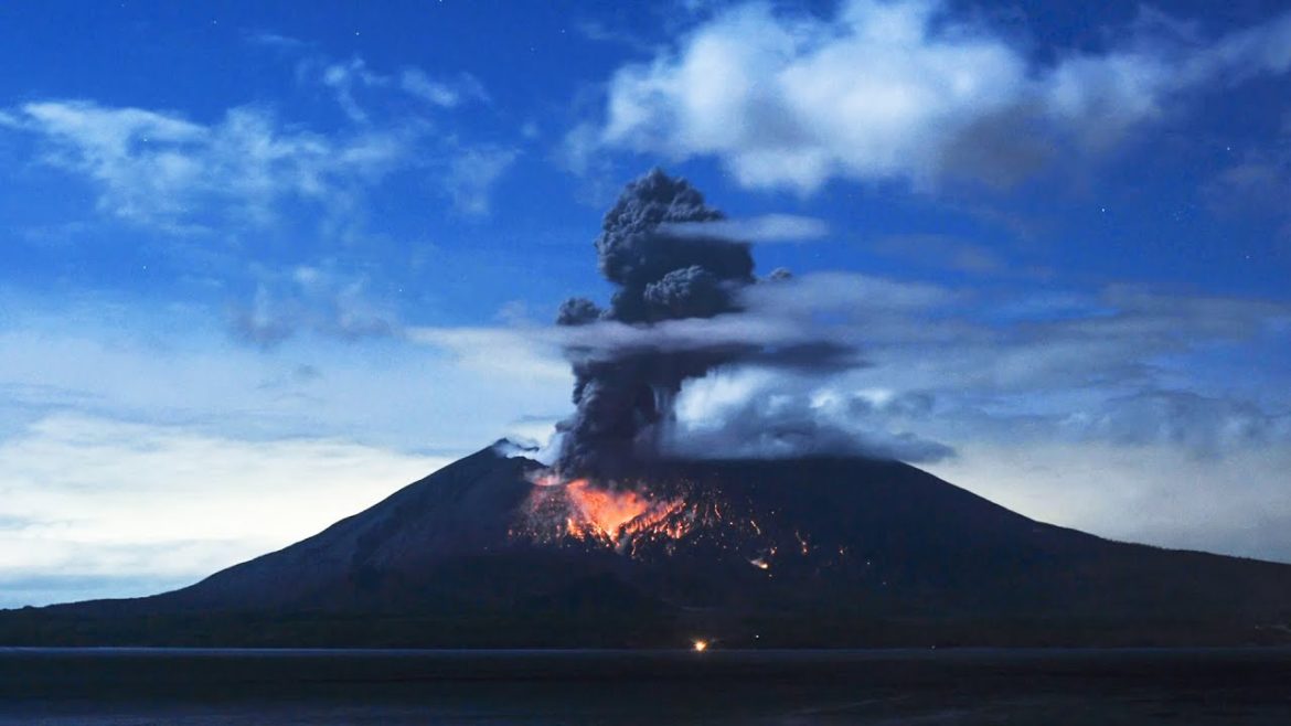 Timelapse / Vulcanian Eruption of Sakurajima    桜島のブルカノ式噴火