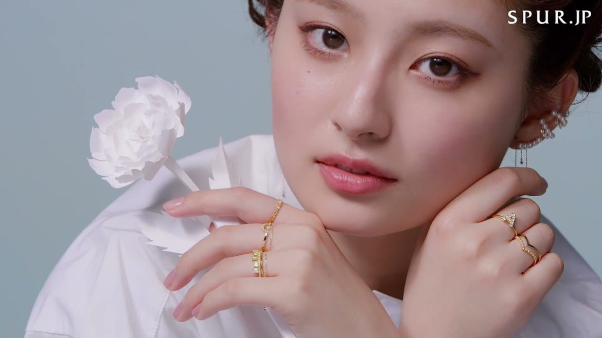 AHKAH アーカーのジュエリーと吉川愛が紡ぐ、春の物語。
