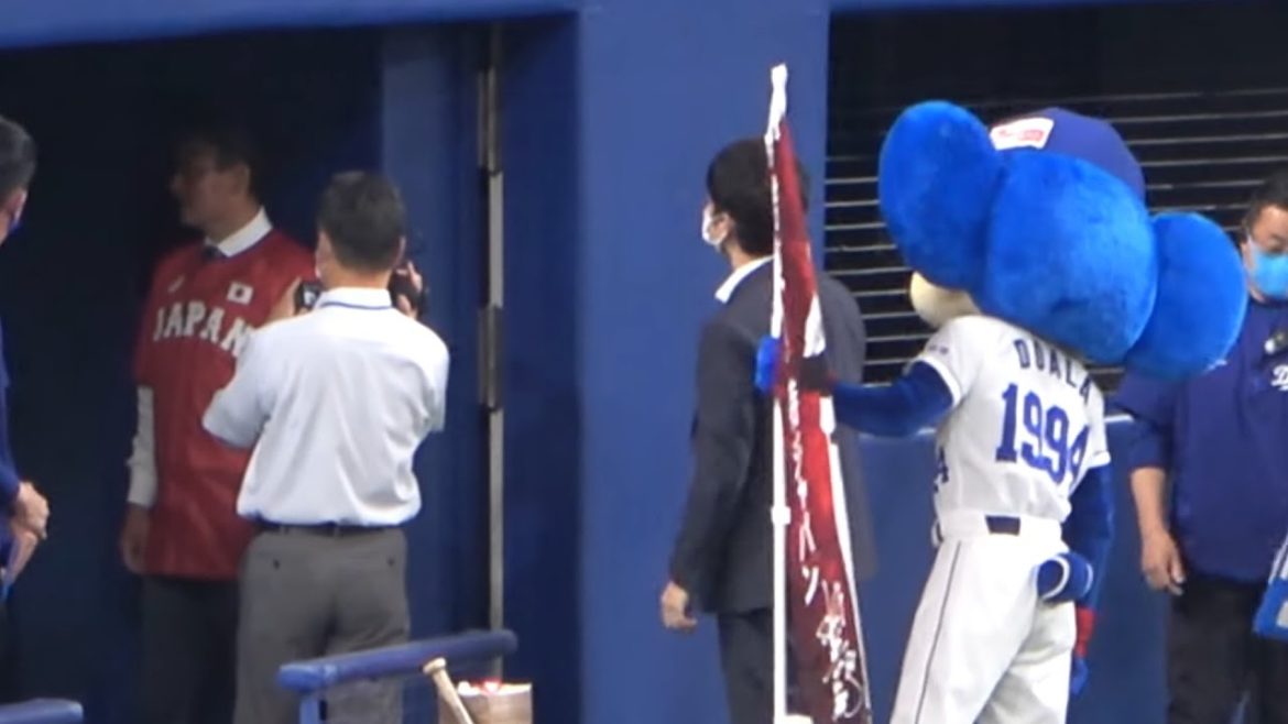始球式前の川上憲伸に話しかけたそうなドアラ、亜細亜大学の先輩である与田監督にペコペコする井端(2021/06/24)