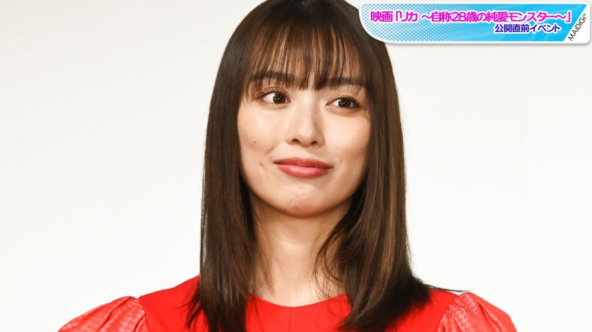 内田理央、大きな袖がキュート！　ワンピ×パンプスのシンプルコーデ