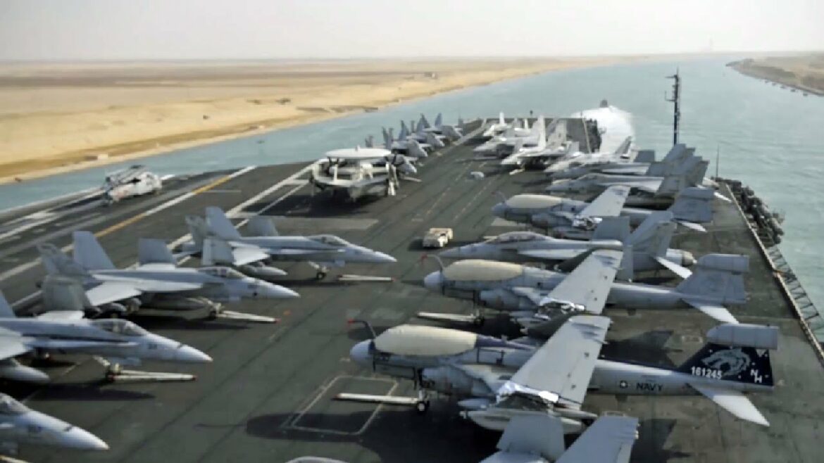 スエズ運河を通過する空母ニミッツ (USS Nimitz, CVN-68)