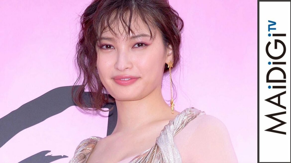 大政絢、深Vネックの華やかドレスでエレガントに　佐々木希との旅行エピソードも