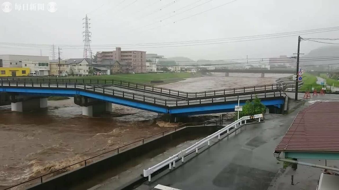 静岡・黄瀬川大橋が崩落　午前10時前「ドーンと音、V字形に」