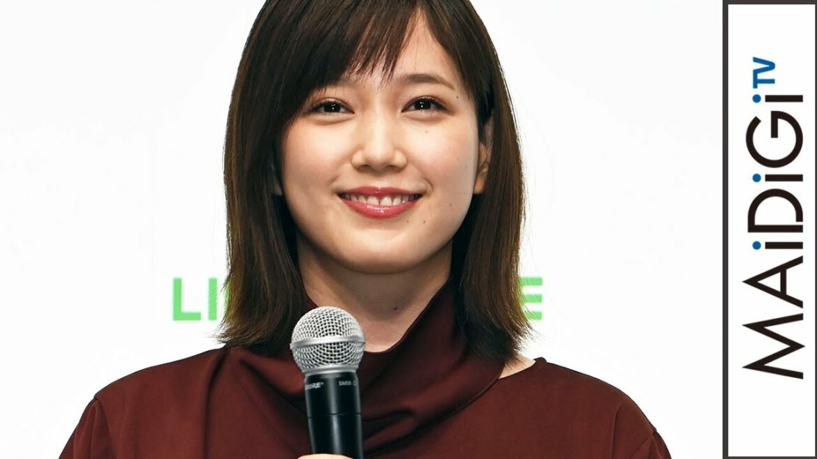 本田翼、アシメトップス×変形スカートのシックな着こなし　黒ブーツで美脚ちらり