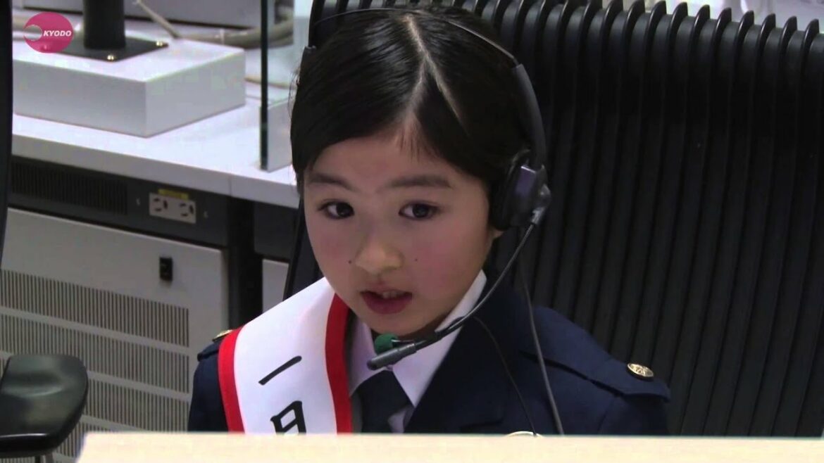 小林星蘭さんが一日通信指令本部長 １１０番の正しい理解呼びかけ