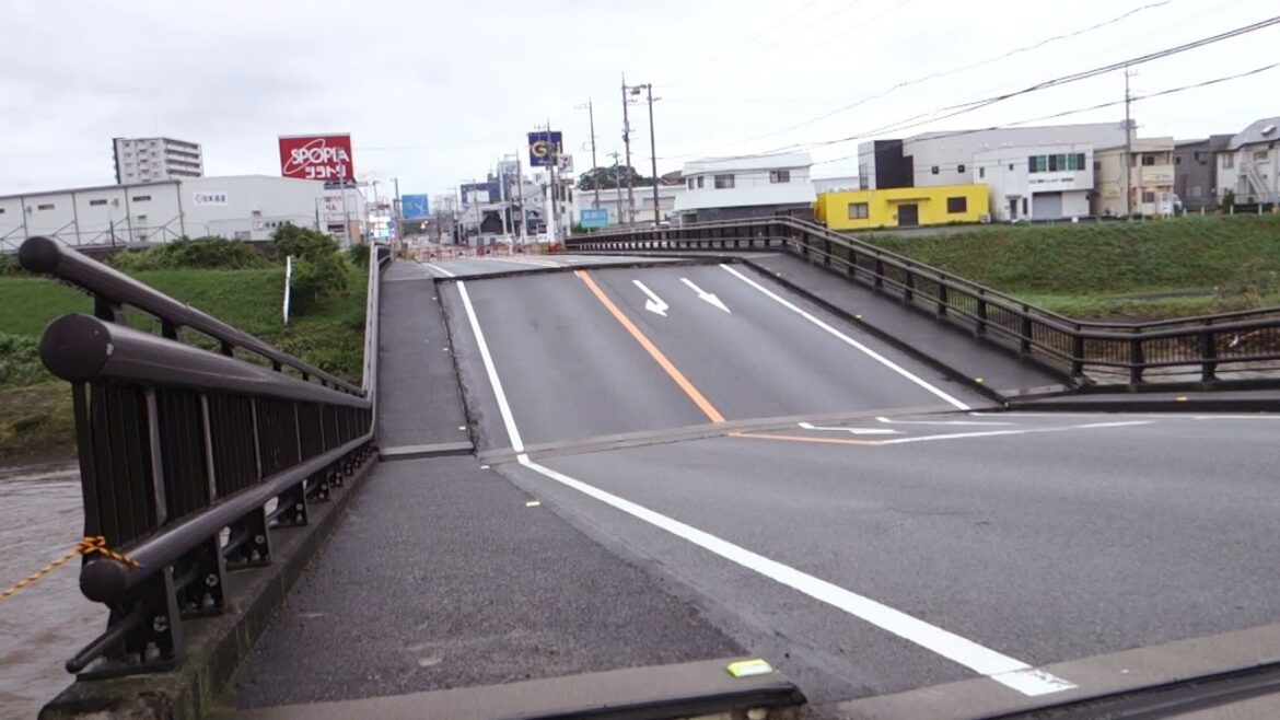豪雨災害で落ちた黄瀬川大橋の現況 （駿東郡清水町と静岡県沼津市の境を流れる黄瀬川に架かっている黄瀬川大橋きせがわおおはし)
