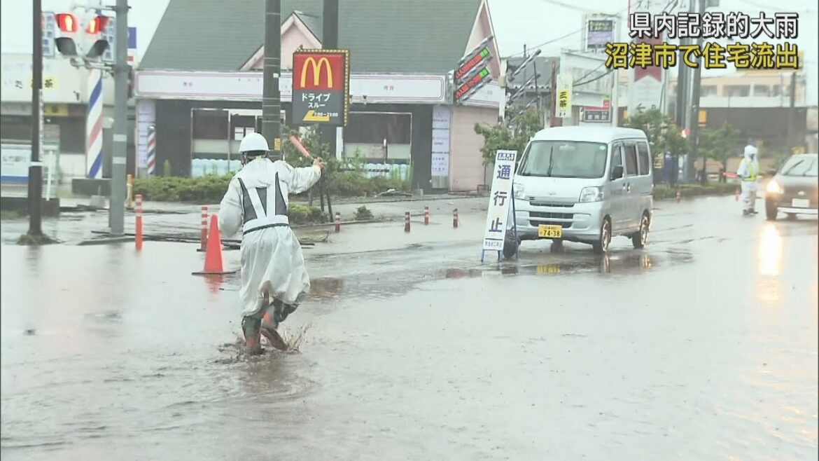黄瀬川大橋の一部が崩落、増水で住宅が川に流される　静岡・沼津市など