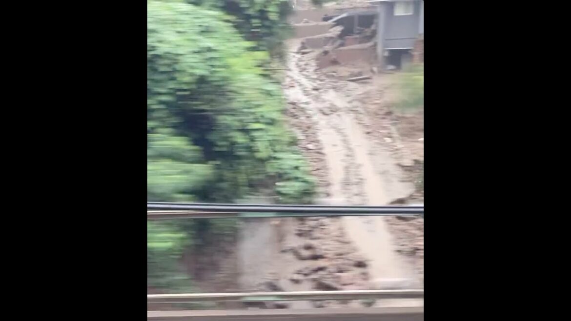 210704 喫煙キャビンより土砂崩れ後の新幹線熱海駅周辺
