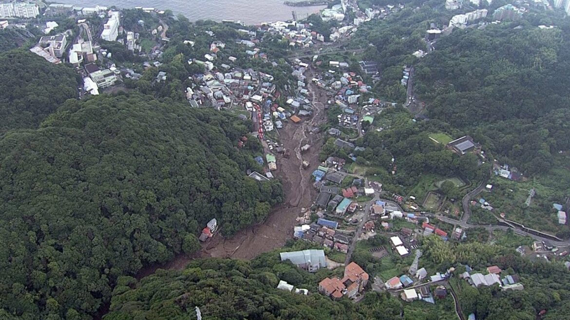 熱海の土石流。海岸線まで爪あとが残る