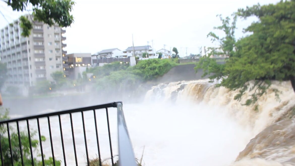 怖いくらい増水した黄瀬川と鮎壺の滝