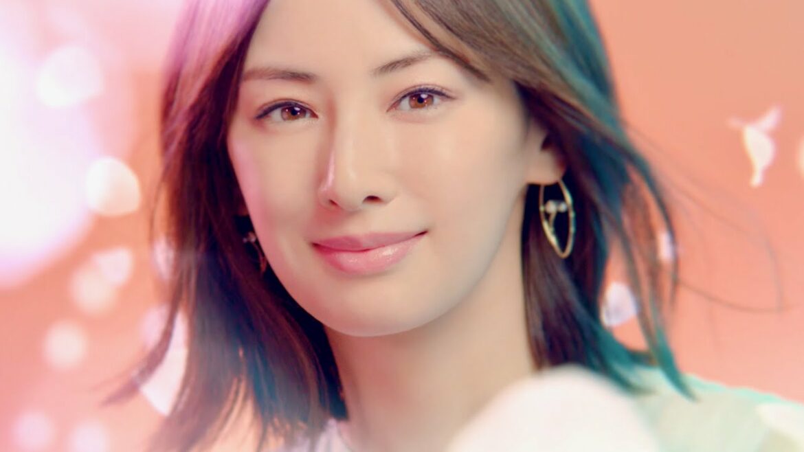 北川景子、瞳にふんわりフチで透明感のある優しい眼差し／シード「Eye coffret 1day UV M」CM
