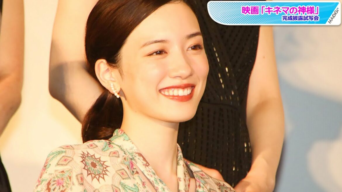 永野芽郁、総柄ワンピ×サンダルで夏ムード　すっきりポニテ＆アクセでフェミニンに