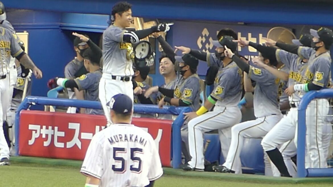 佐藤輝明新人左打者歴代１位タイ２０号ベンチでメダルを掛けられる
