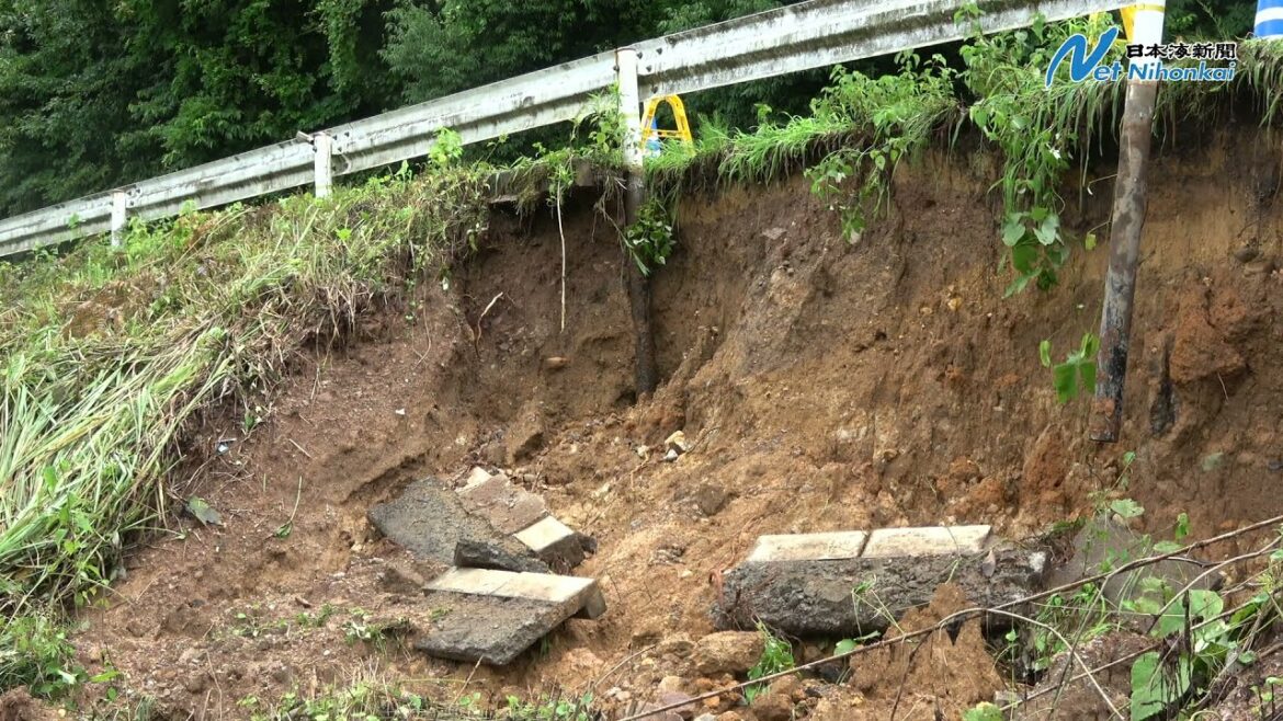 記録的豪雨から一夜、土砂崩れなど爪痕　日本海新聞