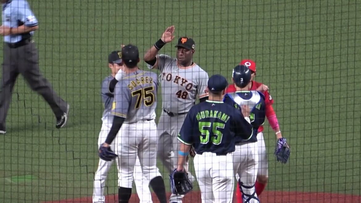 2021 オールスター 試合終了後に勝ったセ・リーグの選手同士がハイタッチと表彰式中のセ・リーグのマスコット 現地映像