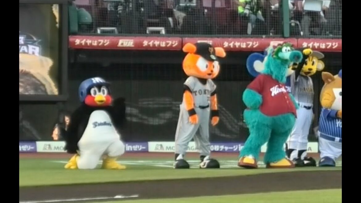 つば九郎、オールスター2021でキャッチャー芸を披露！