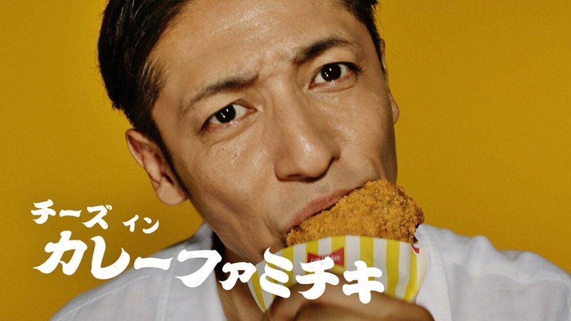 玉木宏、ワイルドにガブリ！吉田鋼太郎と夢中で頬張る　「ファミマ 夏のカレー祭り」新CM
