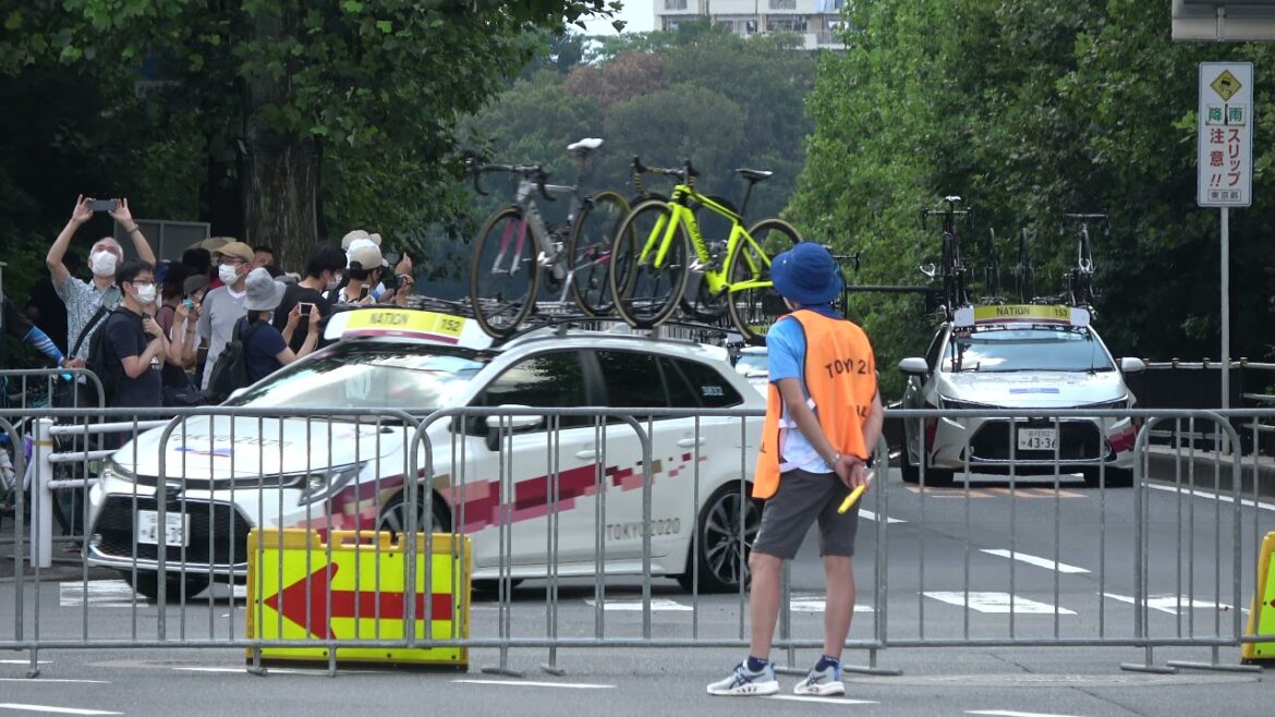 東京五輪 自転車 ロードレース女子 大集団が多摩東公園を2度目の通過 CYCLING ROAD RACE WOMEN'S