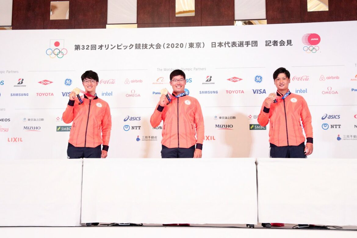 東京2020大会の #アーチェリー 男子団体で銅メダルを獲得した、日本チームの武藤弘樹選手、古川高晴選手、河田悠希選手が27日、記者会見に出席し、メダル獲得から...