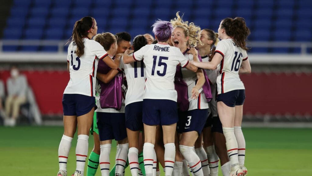 ＃Tokyo2020での女子#footballは、@ USWNTがペナルティでオランダを破った...