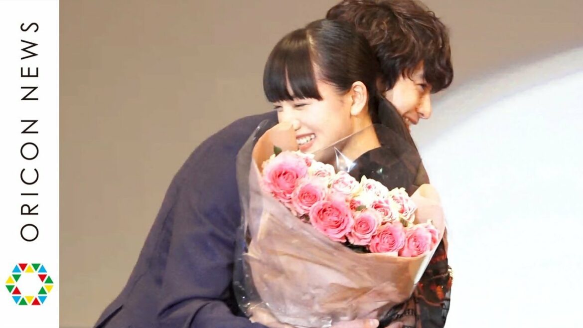 清原果耶、“兄”岡田将生から祝福のハグ！『なつぞら』兄妹が久しぶりの再会で笑顔　『2020年 エランドール賞』授賞式