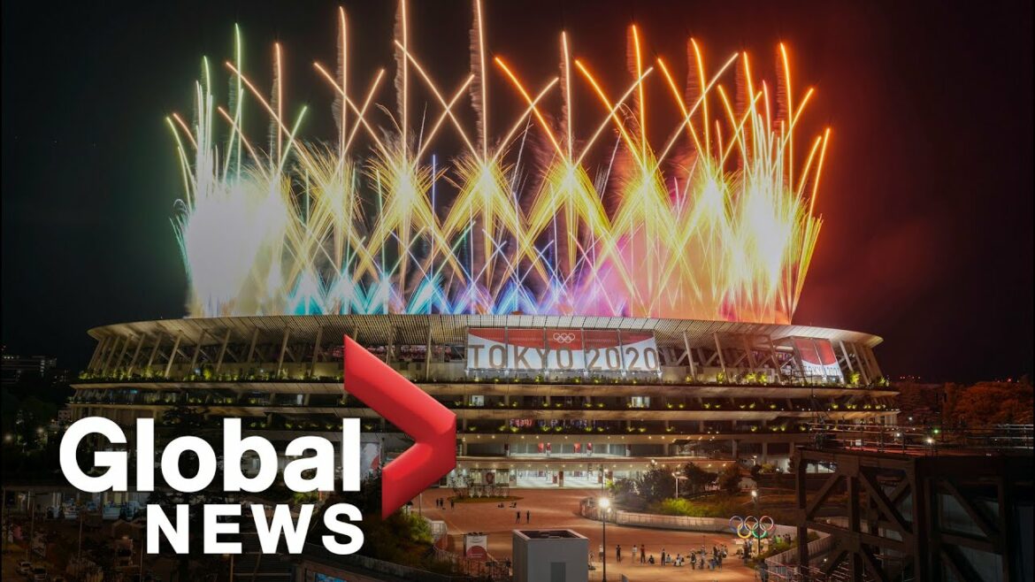 東京オリンピック：大会閉会式で花火が夜空を照らす
