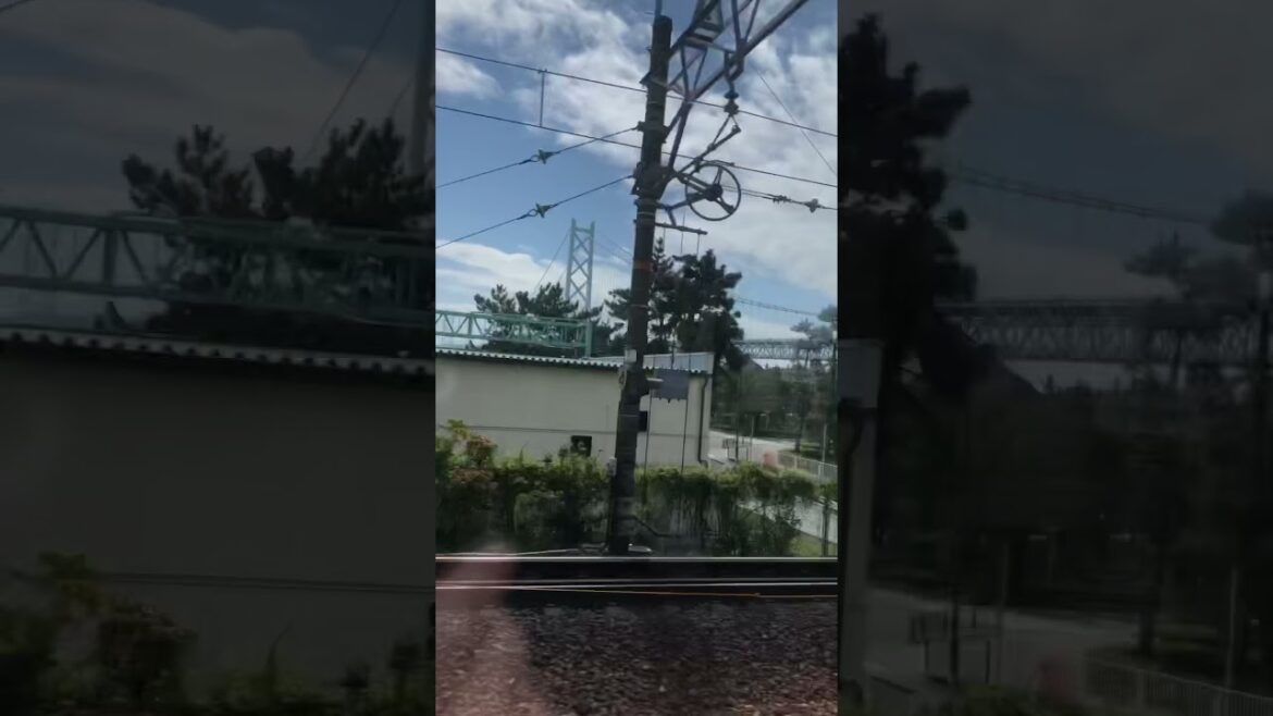 電車の窓から明石海峡大橋の景色