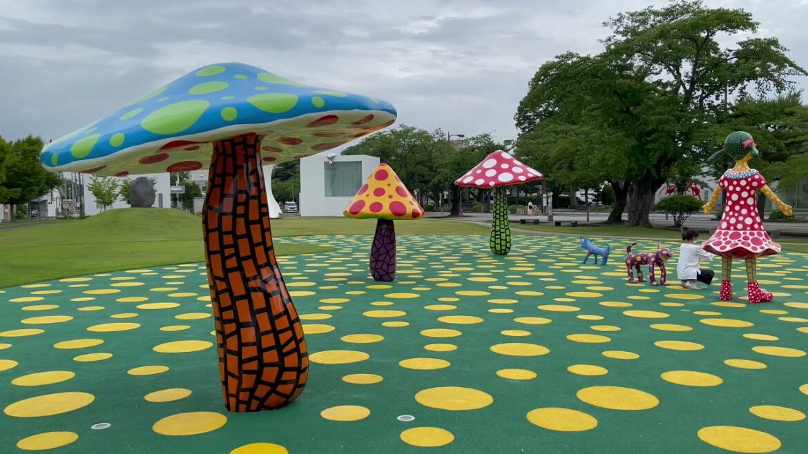 青森県　十和田市　アート広場　草間彌生さん作品群