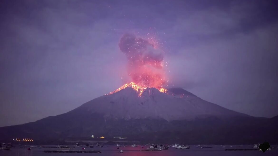 🌋 Relaxing Volcano Eruption Loop | Ambient 桜島爆発