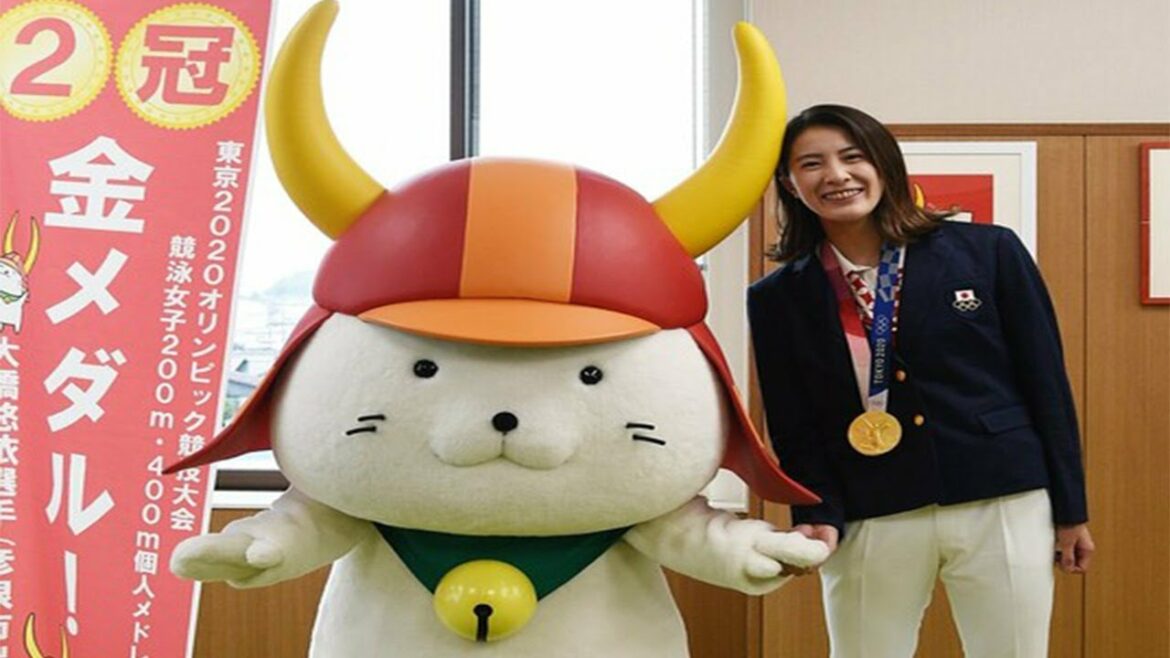 金メダルの競泳・大橋悠依、ひこにゃんと記念撮影　故郷の市役所に結果報告