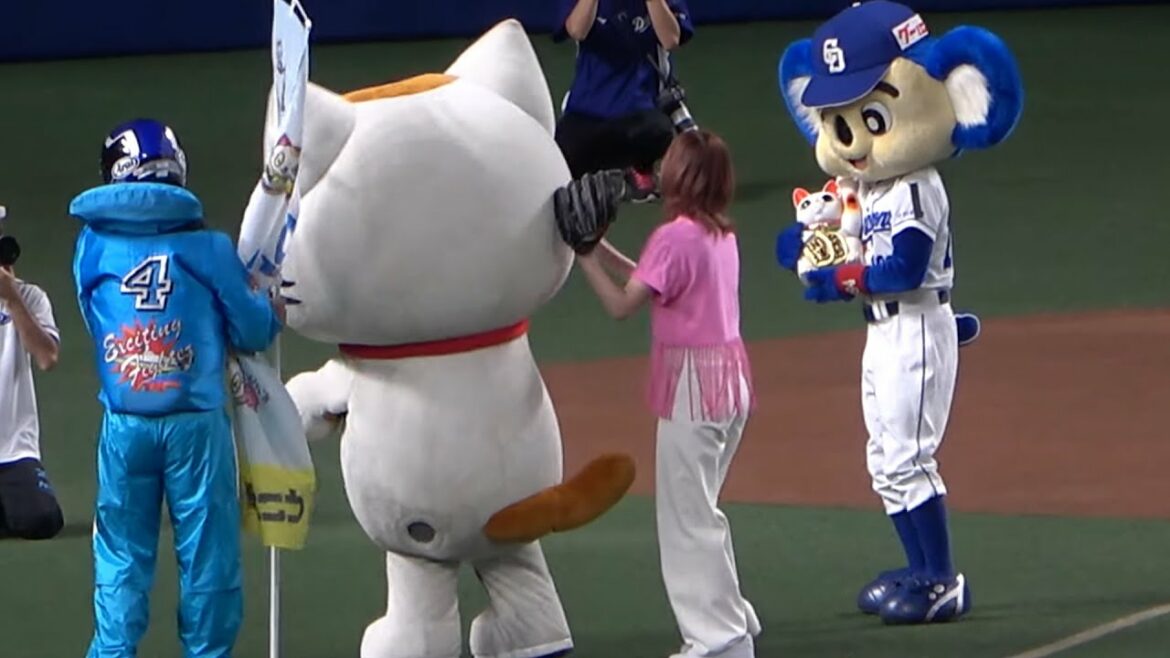 松井珠理奈の始球式なのにゆるキャラのトコタンのほうが気になるドアラ (2021/08/19)