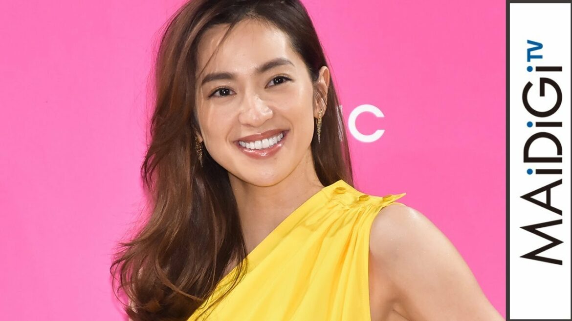 中村アン、ワンショルワンピでヘルシーな肌見せ　深スリットで美脚も　「FiNC」新CM発表会