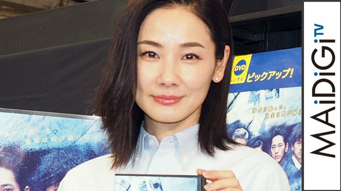 吉田羊、シャツ×黒パンツ×エプロンで“TSUTAYA店長”に エレガントなドレス姿も 吉田羊、シャツ×黒パンツ×エプロンで“TSUTAYA店長”に エレガントなドレス姿も