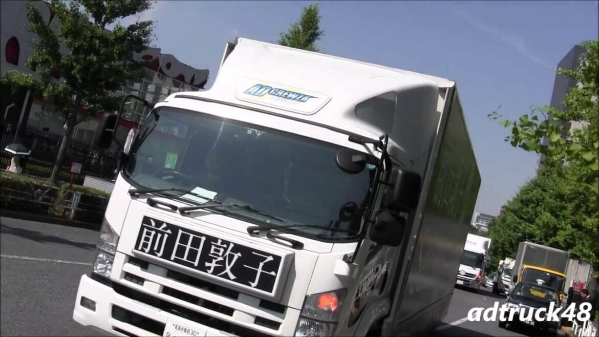 AKB48の前を走る前田敦子の宣伝トラック　まだまだ抜かせないって事か？