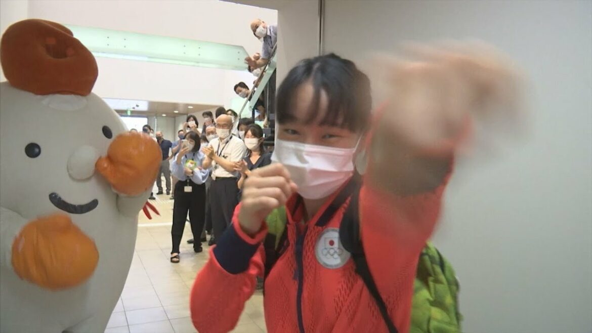 金メダリストがやって来た！「年表で振りカエル　入江聖奈伝説！」　スタジオでパンチも披露