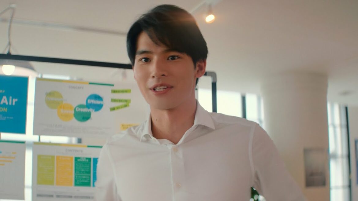岡田健史、野球部仕込み？の腕立て伏せを披露　鍛え上げられた体が映える白シャツ姿も