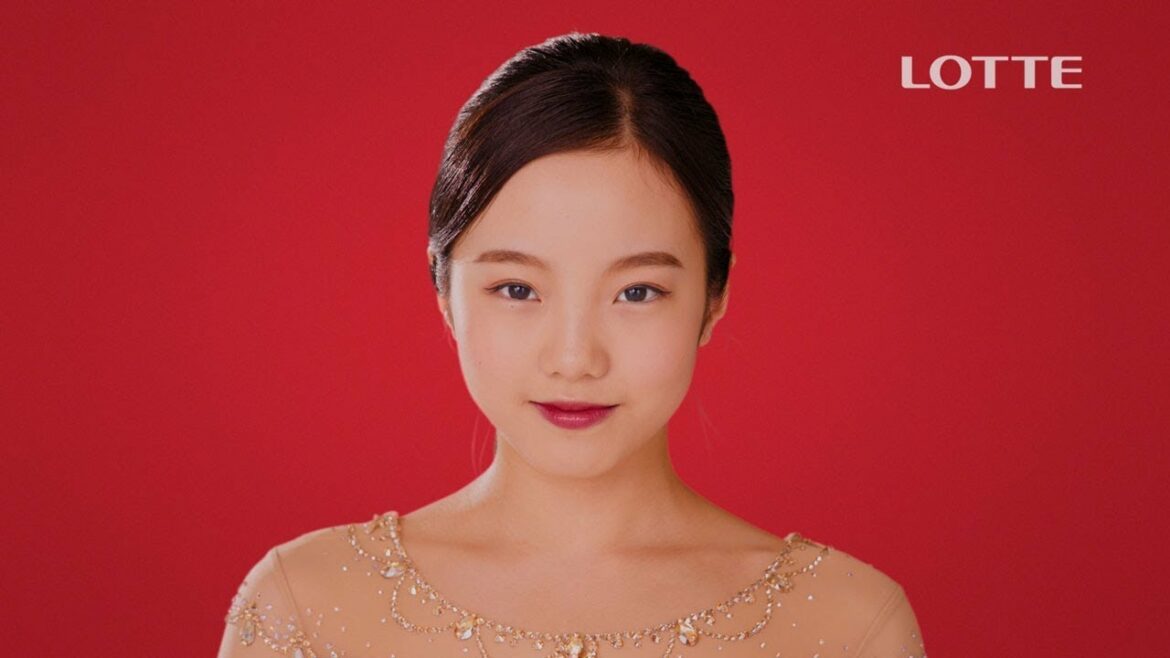 本田真凛、こだわりのOKポーズ披露　ロッテ「ガーナミルクチョコレート」新CM「真っ赤って、ときめき。本田真凛スケート」篇＆メイキング