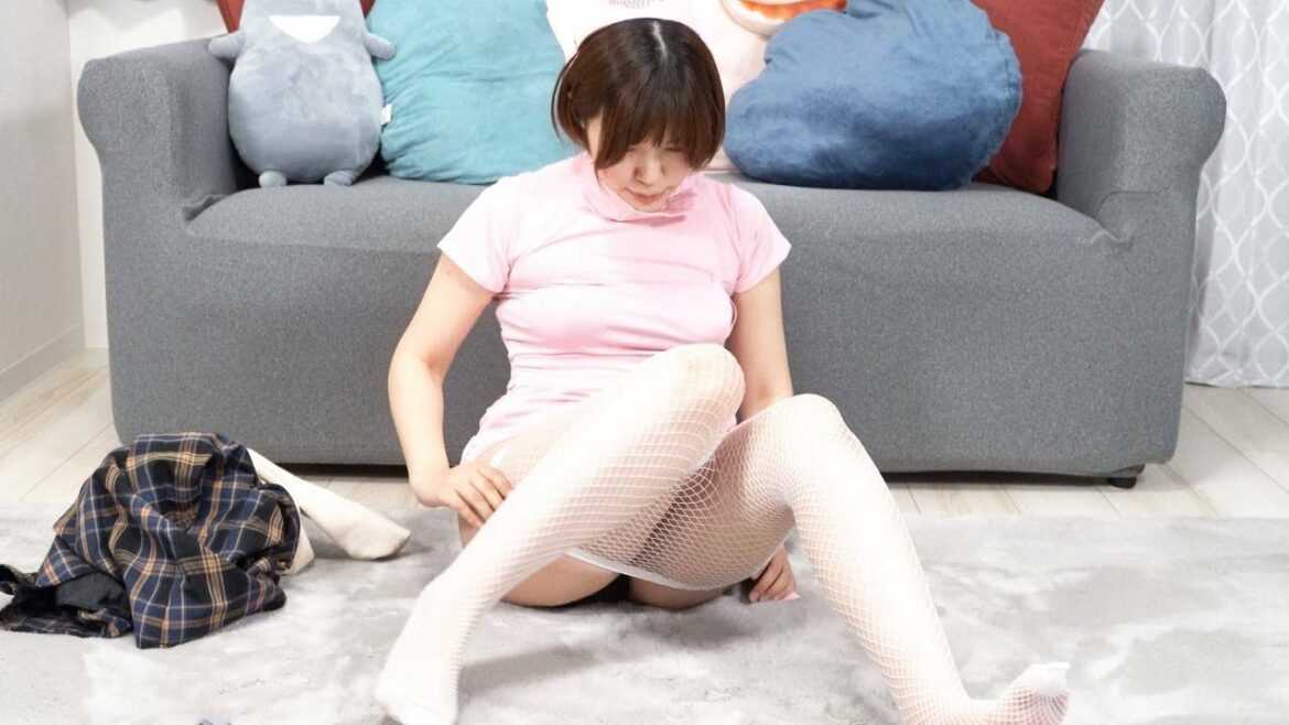 【 丸見え 】 ナース服 に 着替え たら想像以上に見えすぎたｗｗ