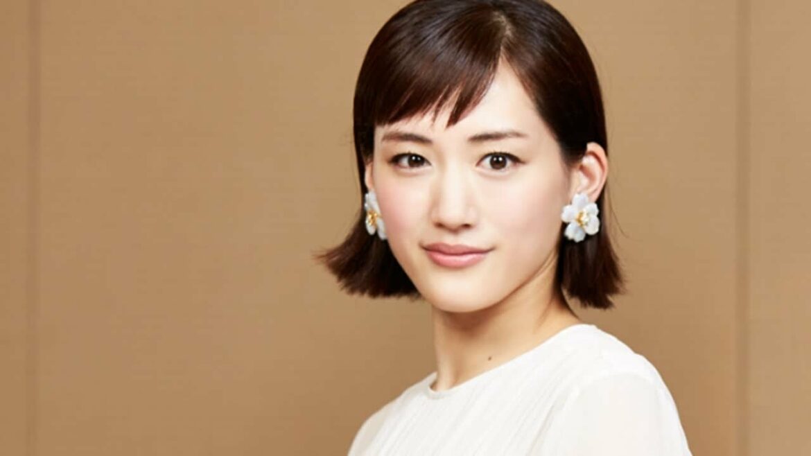 綾瀬はるか、新型コロナ感染　肺炎の症状で入院　所属事務所「回復に向かっております」【コメント全文】