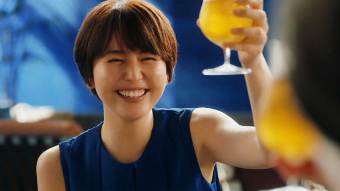 長澤まさみ、ノースリーブですらり腕出し　北大路欣也に心の声読まれる？　「アサヒ ザ・リッチ」新CM